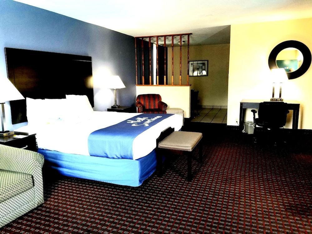 Days Inn By Wyndham Easley West Of Greenville/Clemson Area Exterior photo